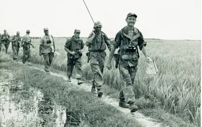 Parachutistes en Indochine.